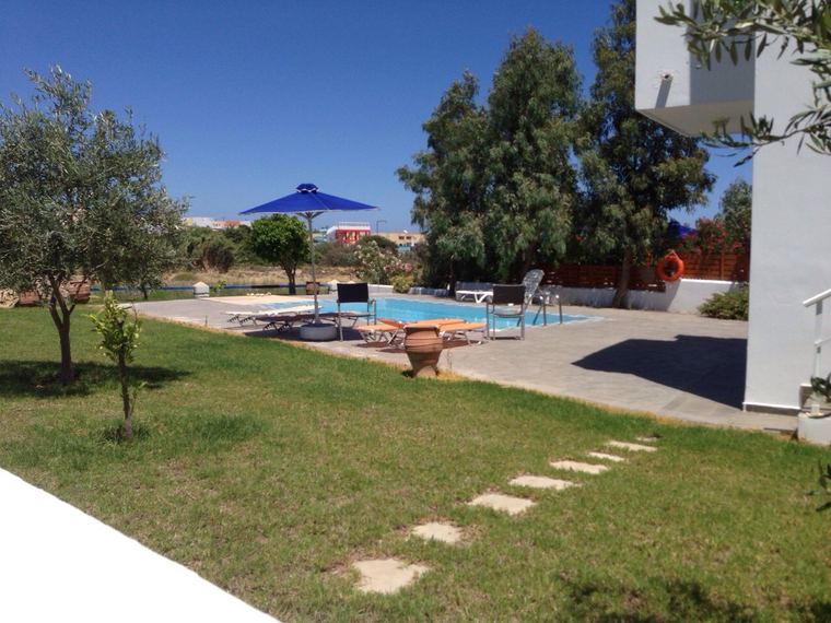 The garden, the pool and its parasols