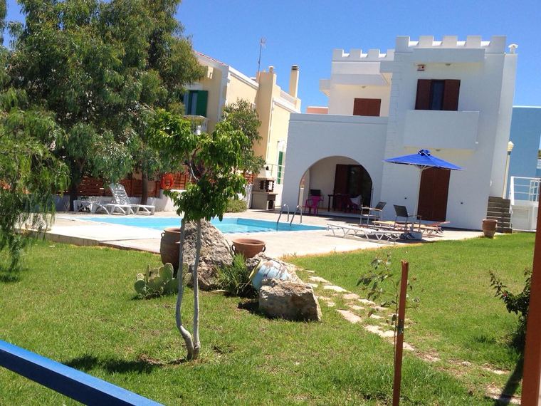 The villa, its private pool and the garden